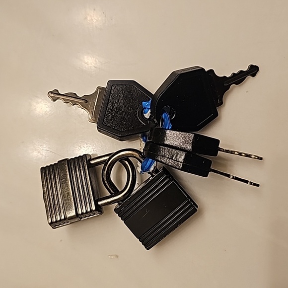 Luggage Locks 🔐 - Picture 6 of 12